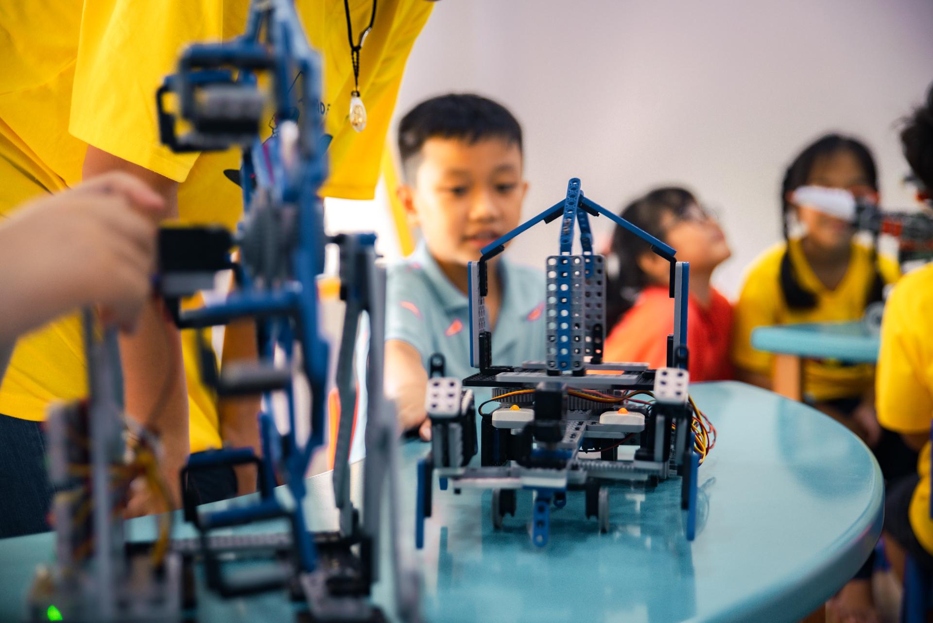 trai nghiem robot 01